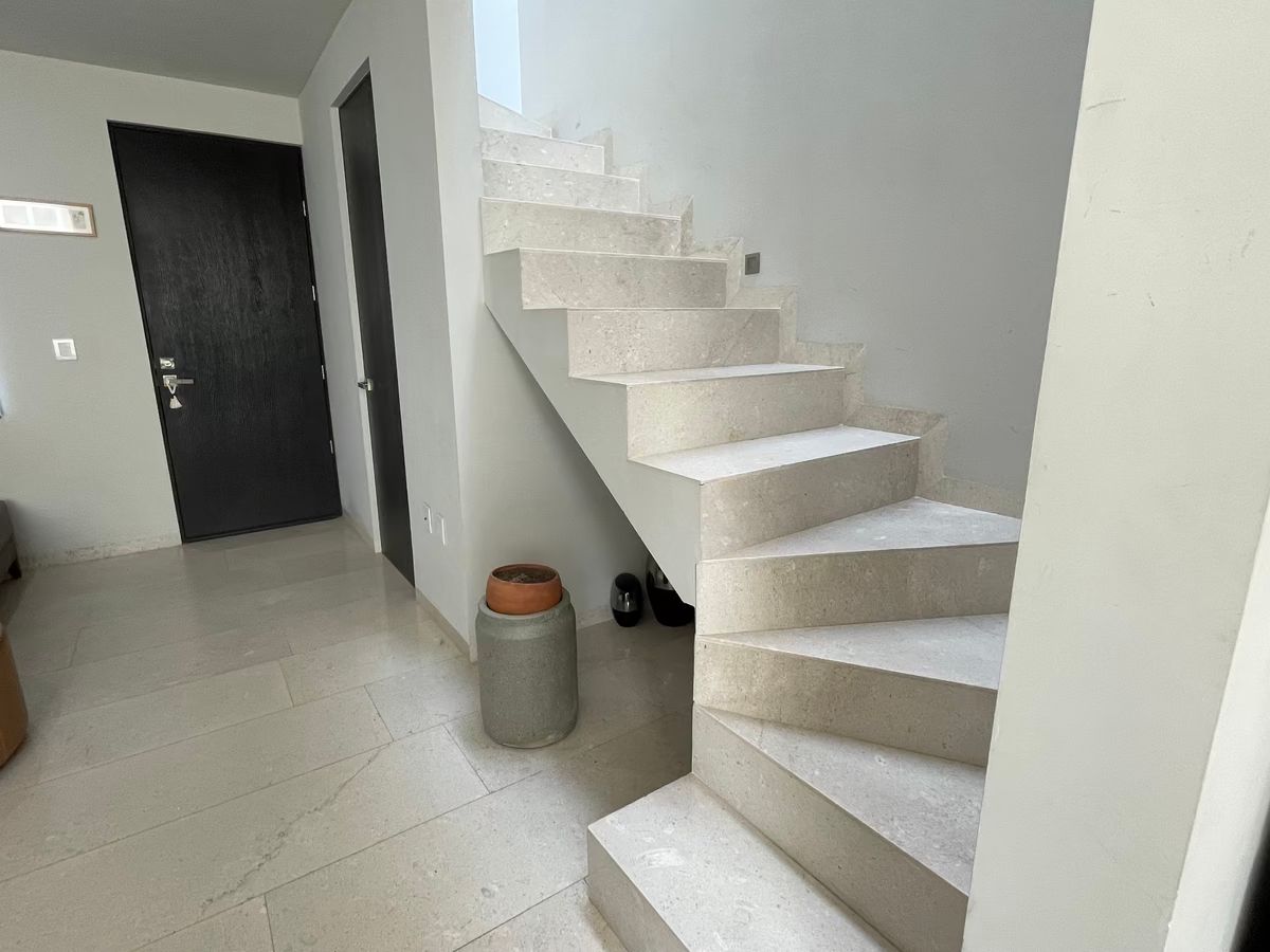 8 de 21: Escaleras a Planta Alta