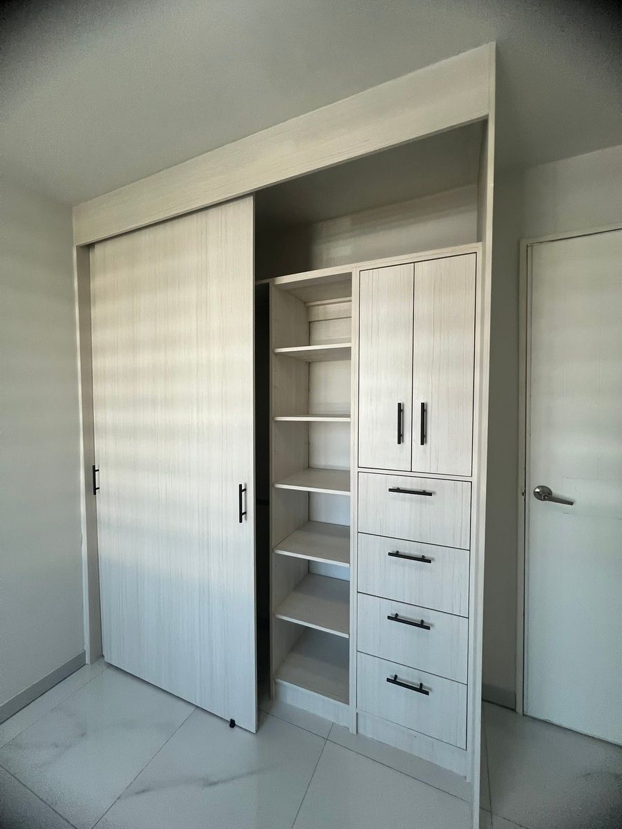 9 de 18: Closet nuevo con gran almacenamiento