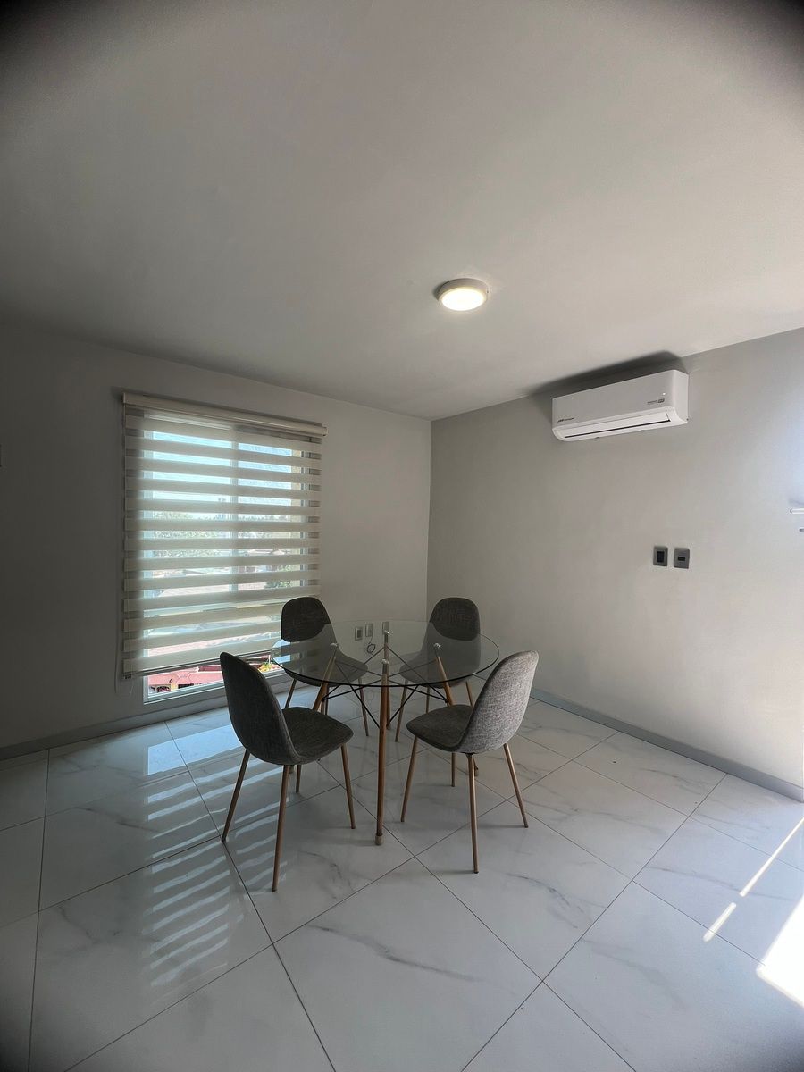 6 de 18: Comedor con Aire Acondicionado