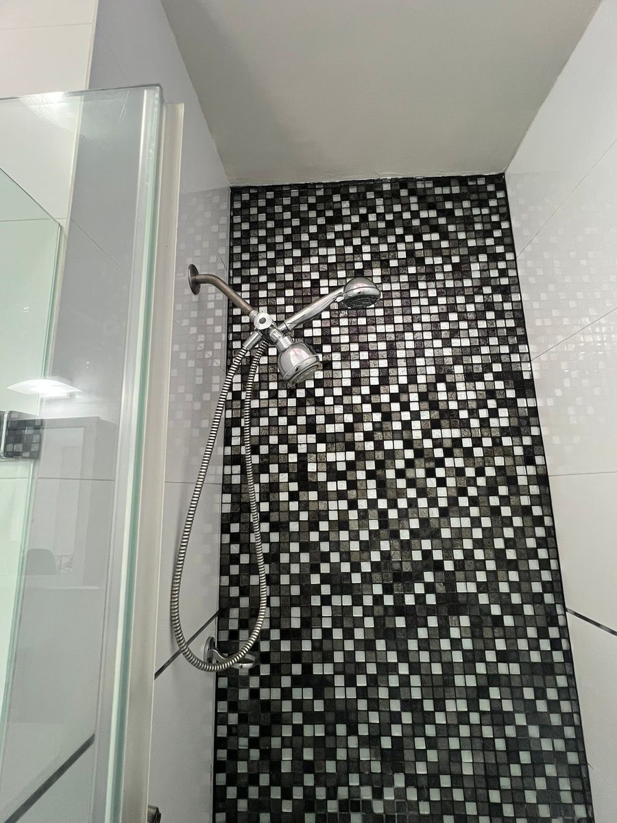 13 de 18: Ducha con mosaico, extensión y puertas de vidrio