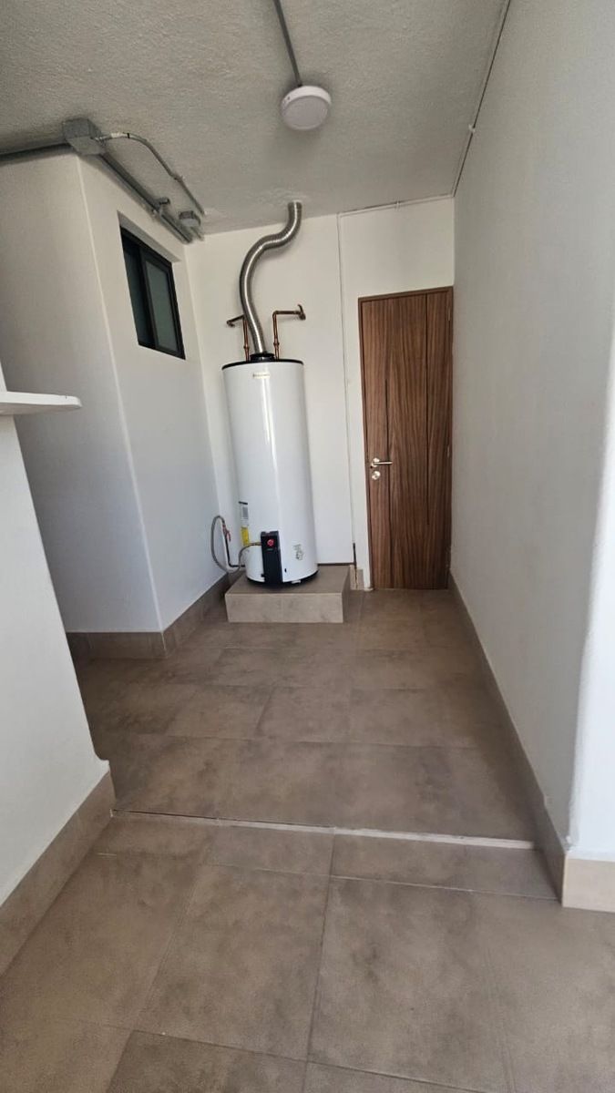 43 de 44: boiler y espacio para guardar alacena.