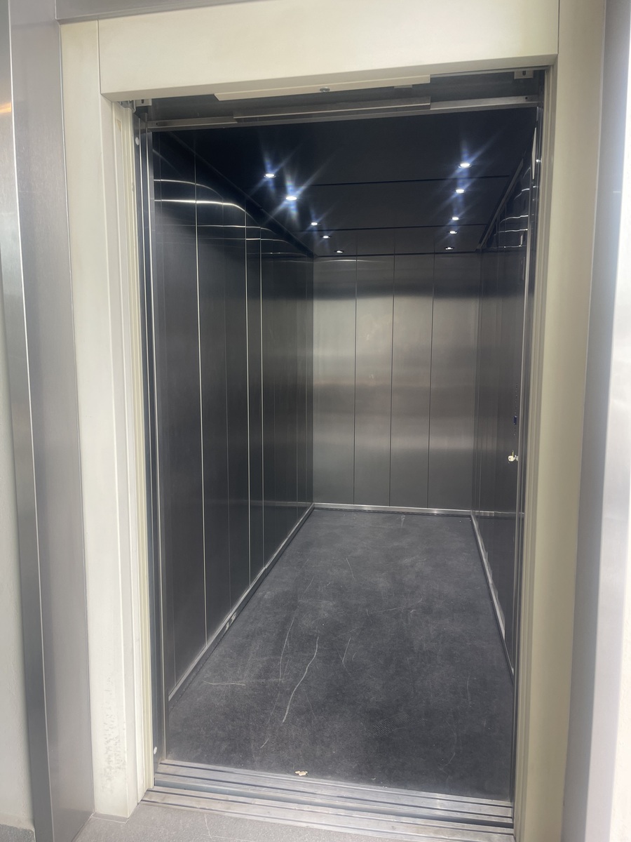 13 de 14: Elevador Amplio