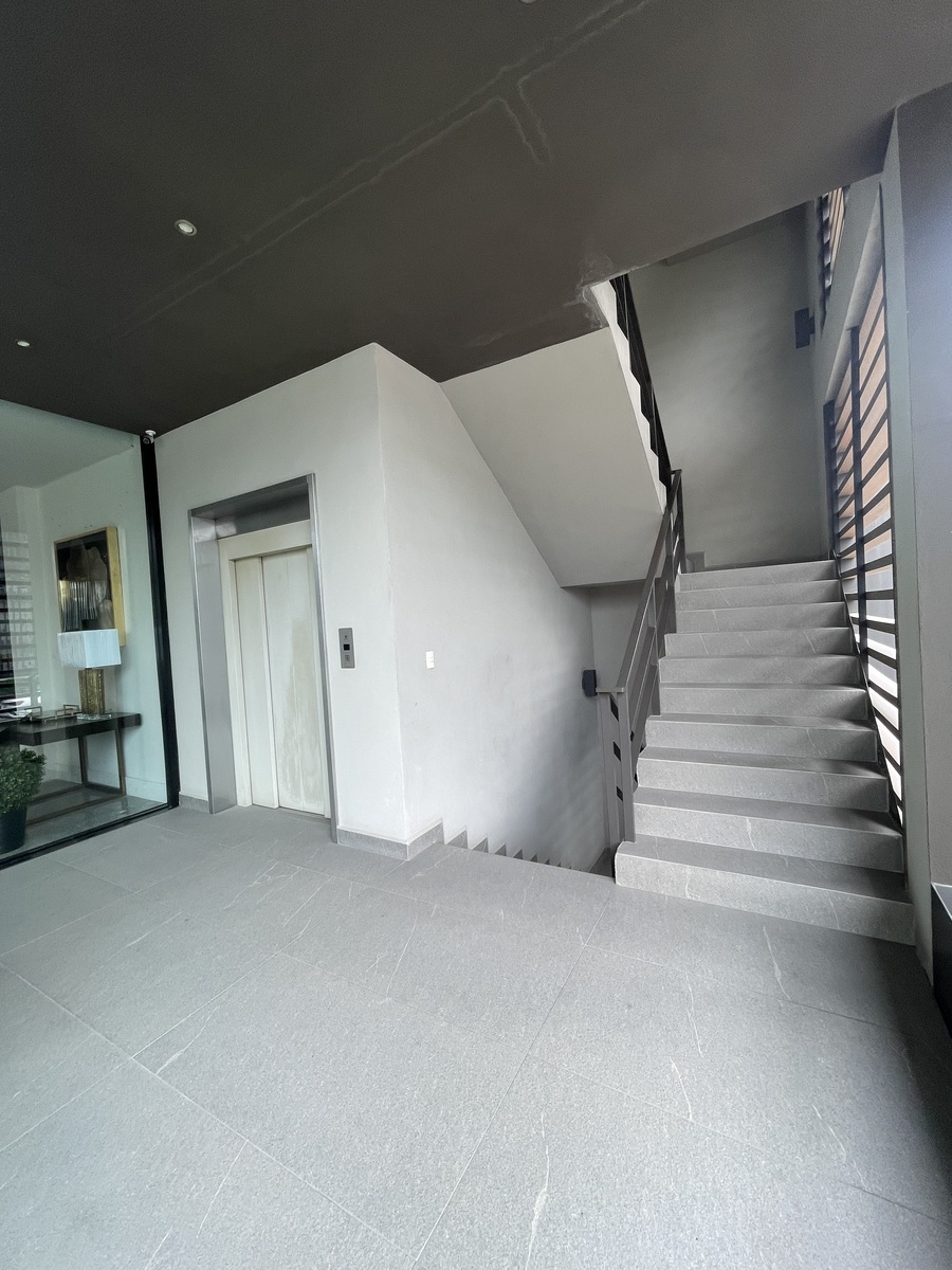 14 de 14: Escalera y Elevado