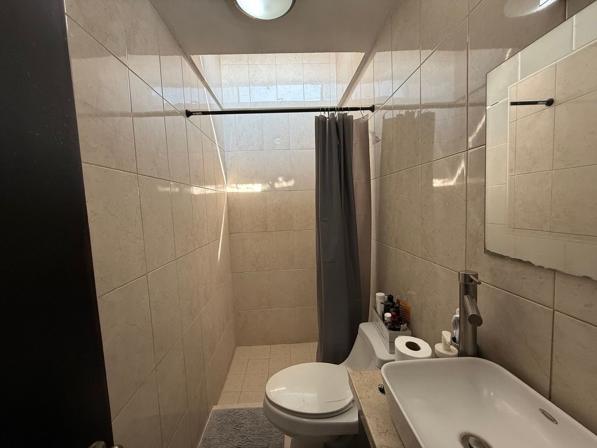 20 de 20: Baño completo de recámaras secundarias