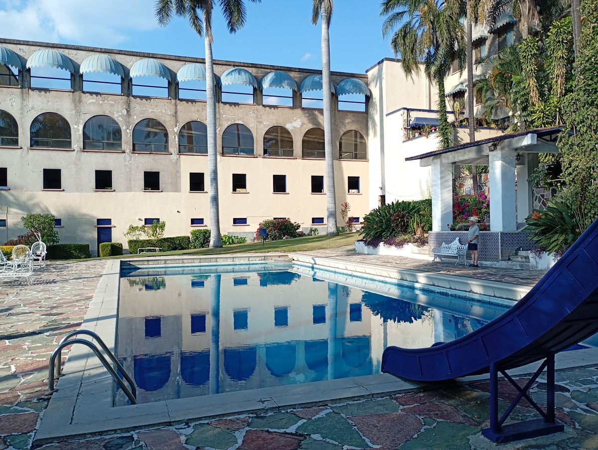 2 of 20: ALBERCA Y AREAS COMUNES