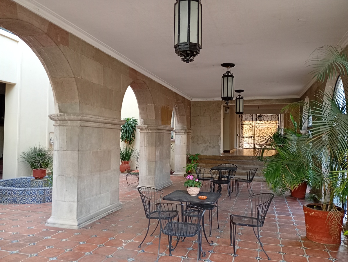 7 of 20: TERRAZA Y VESTÍBULO