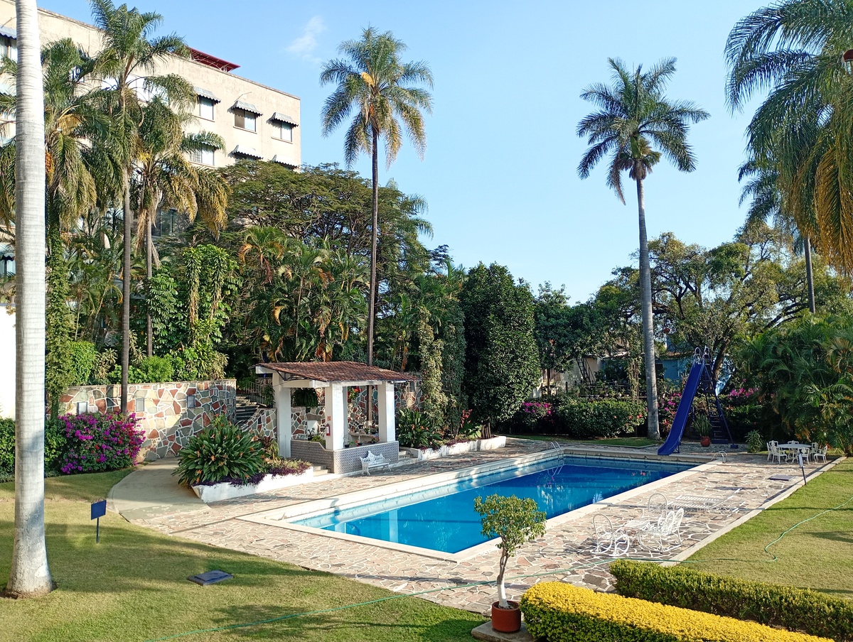 1 of 20: VISTA GENERAL DEL ÁREA DE ALBERCA