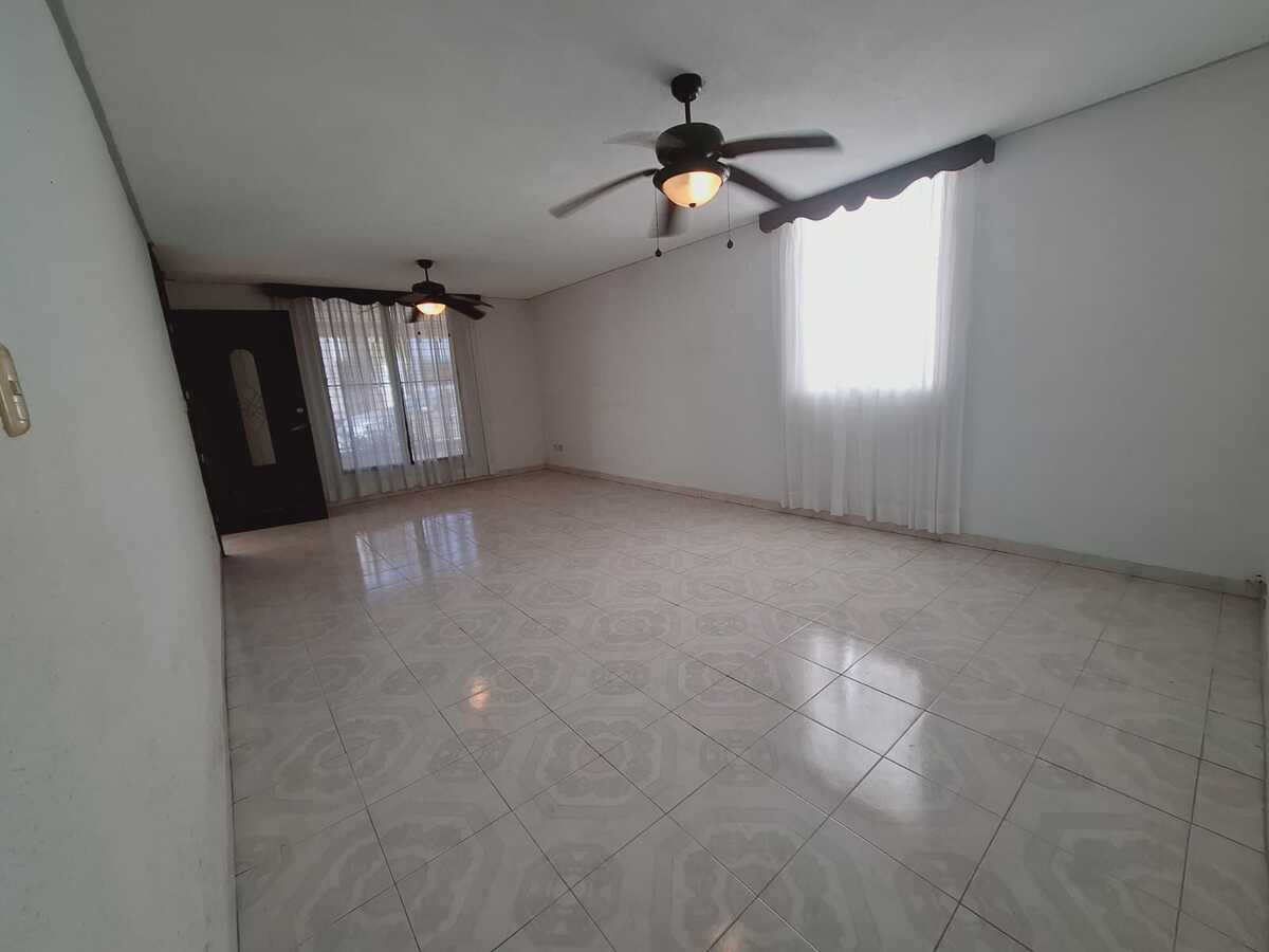 2 of 13: Sala y comedor