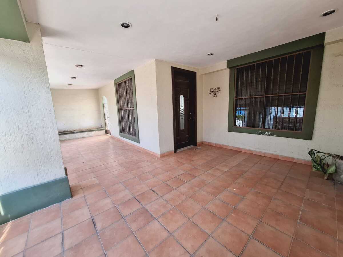 3 of 13: Estacionamiento techado para 1 vehículo