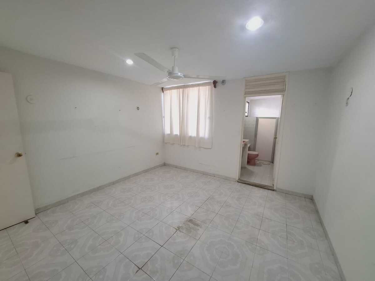 6 of 13: Recamara con baño y closet