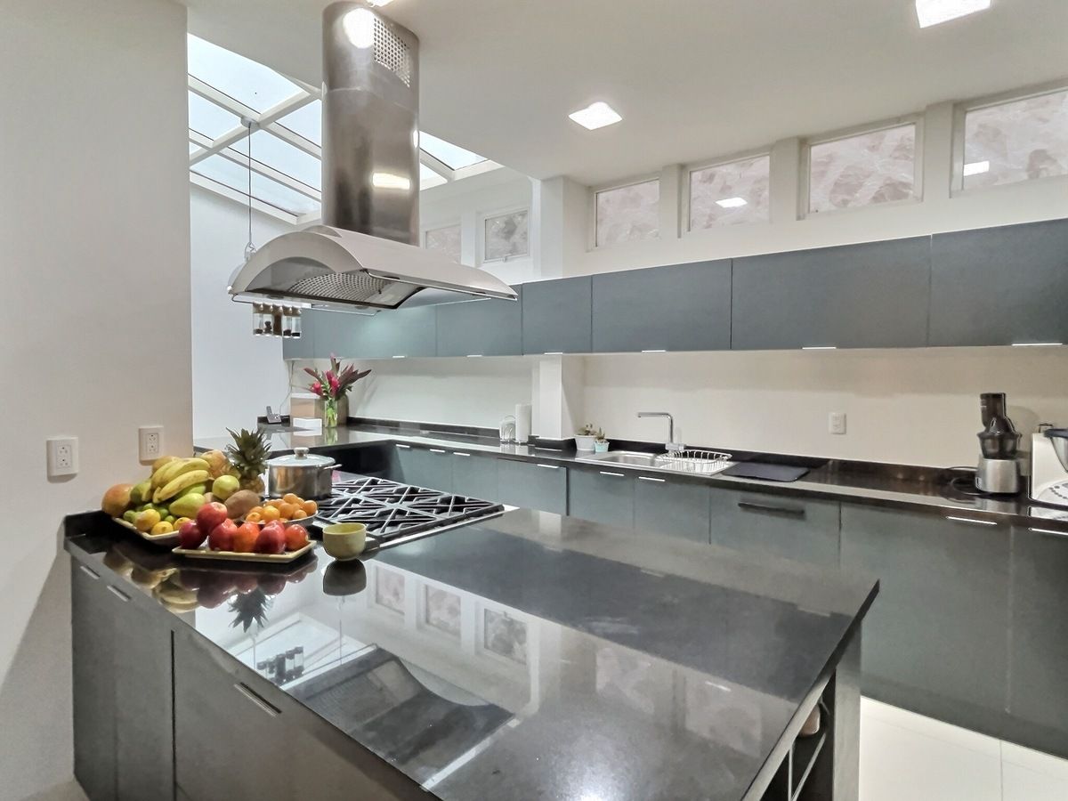 14 de 20: cocina amplia con espacio de antecomedor