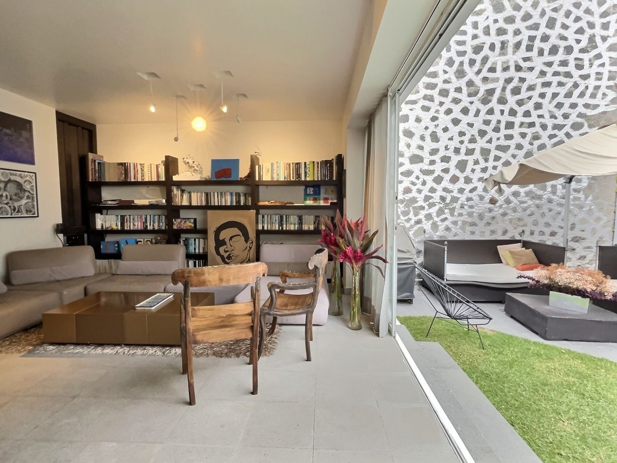 3 of 20: Sala con acceso al jardín privado