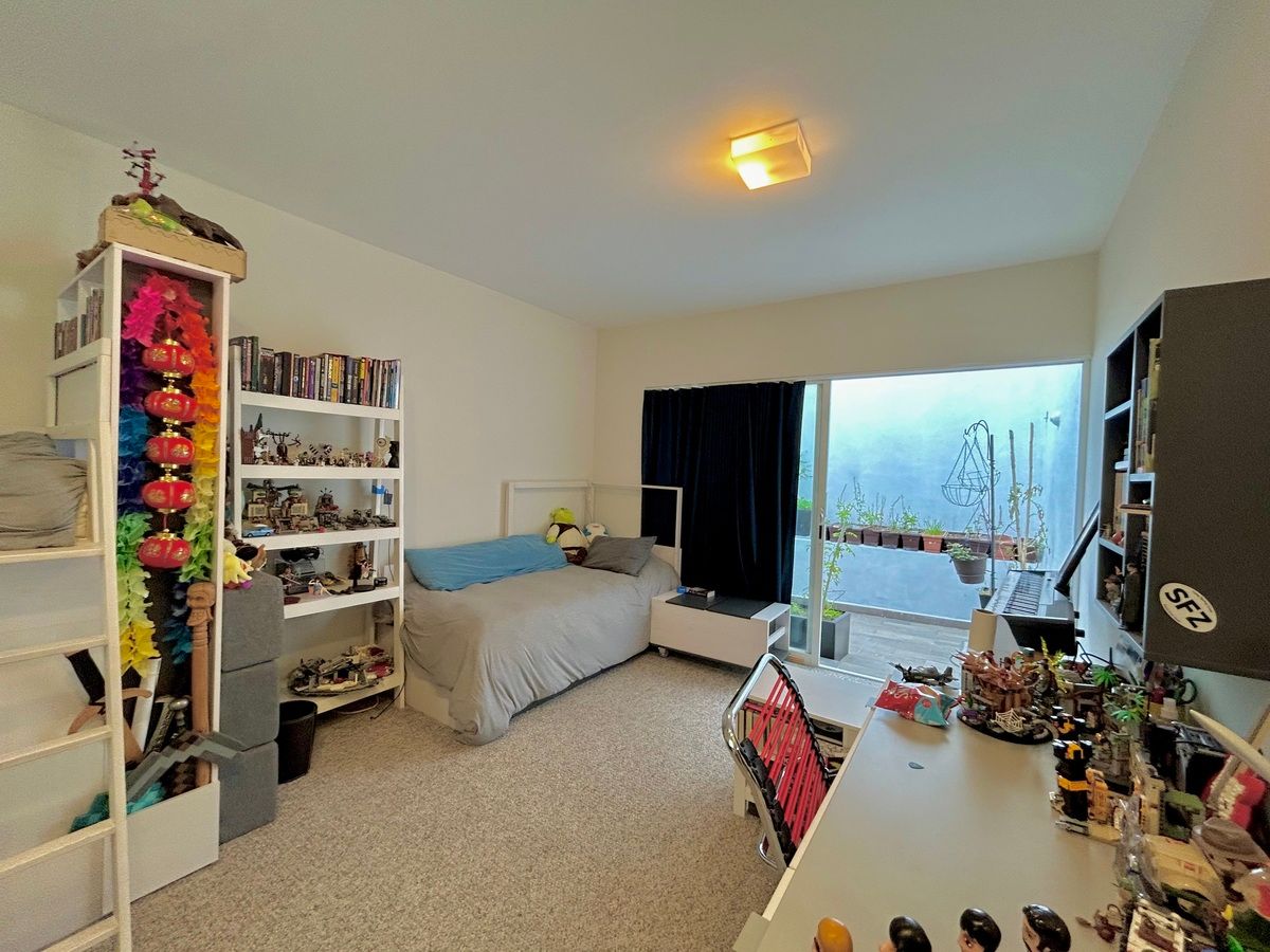 6 of 20: Recámara secundaria con terraza