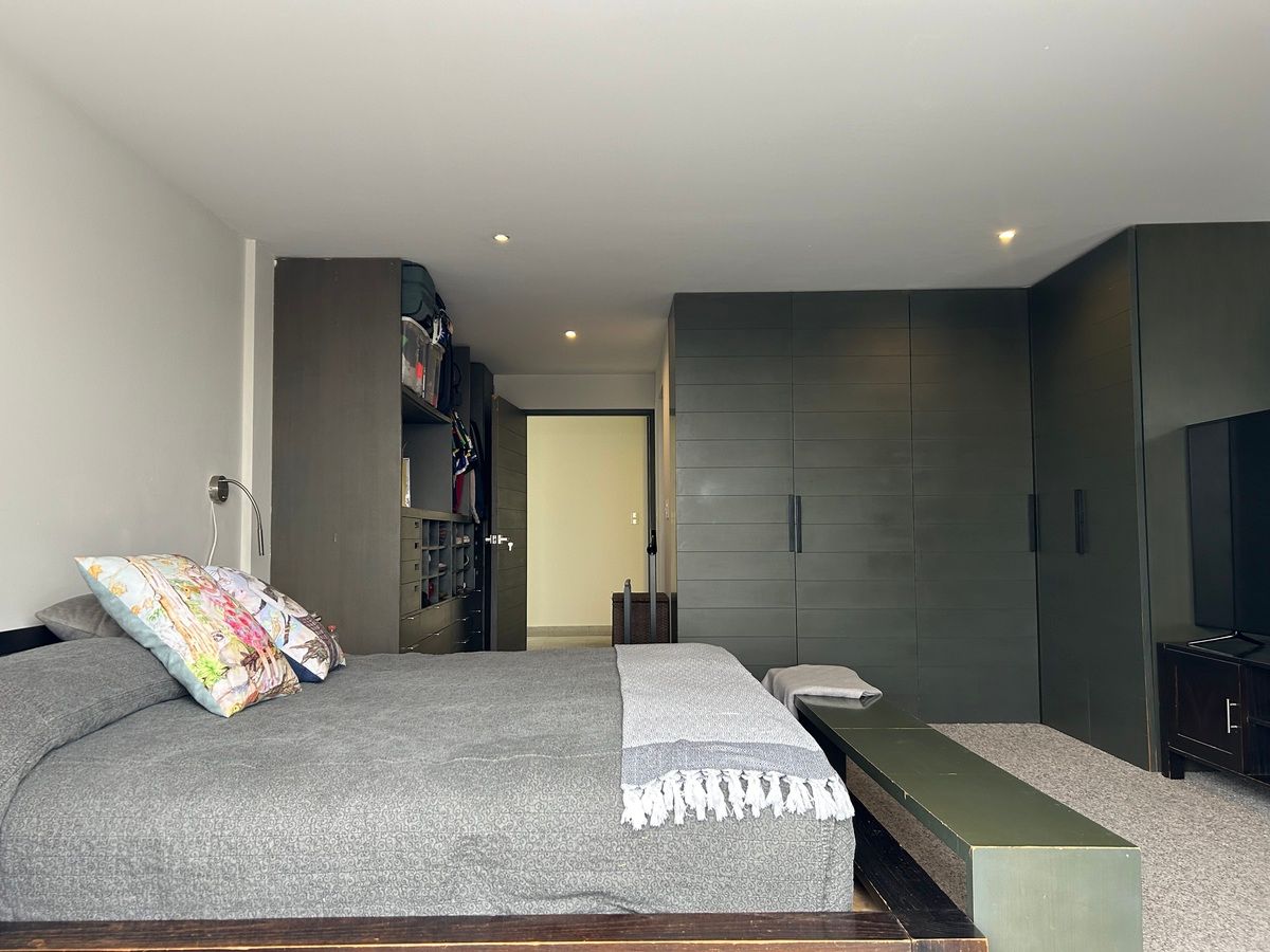 4 de 21: Recámara principal tercer nivel con vista a la ciudad.