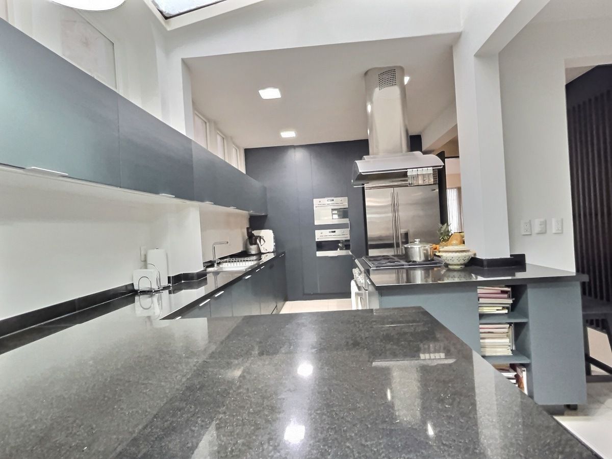 16 de 21: cocina con puerta de acceso desde el estacionamiento.