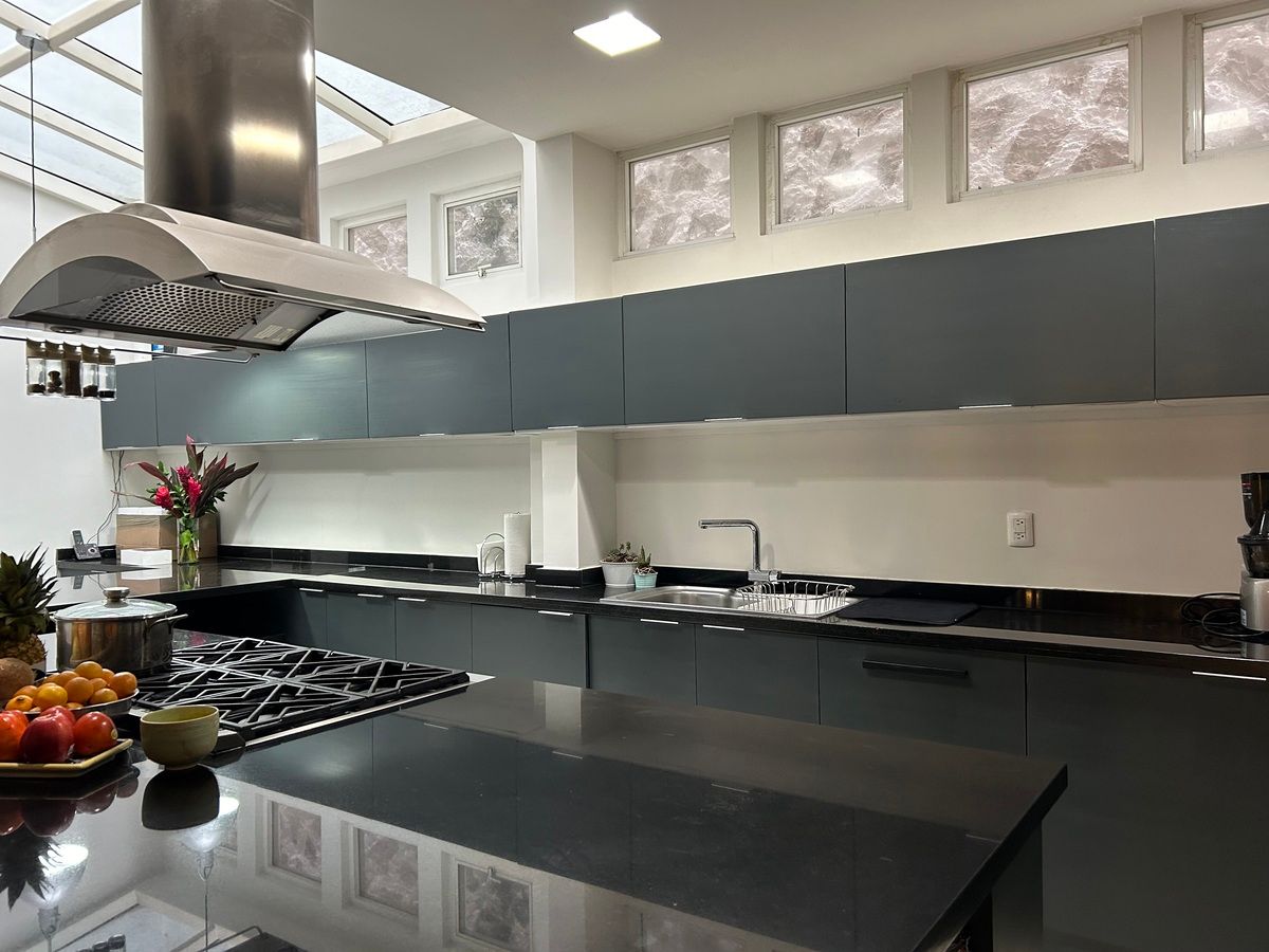 17 de 20: Amplia cocina con buen espacio de almacenamiento