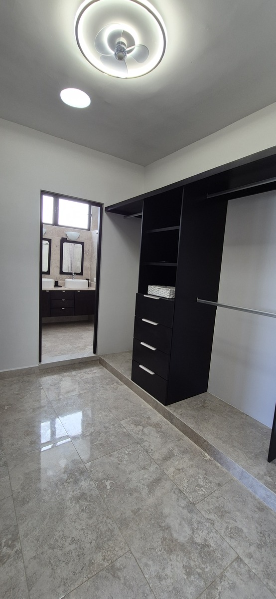 21 de 33: CLOSET VESTIDOR REC PRINCIPAL