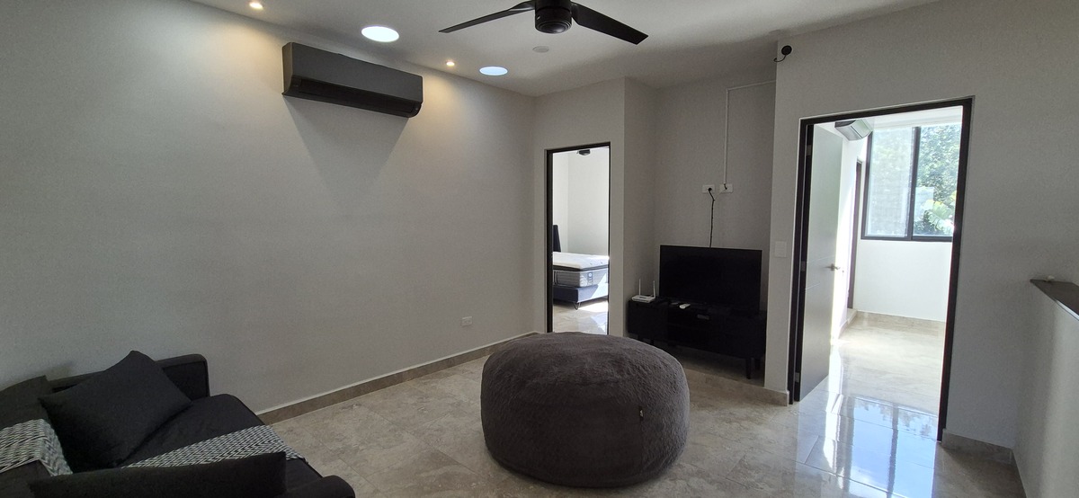 24 de 33: FAMILY / TV ROOM