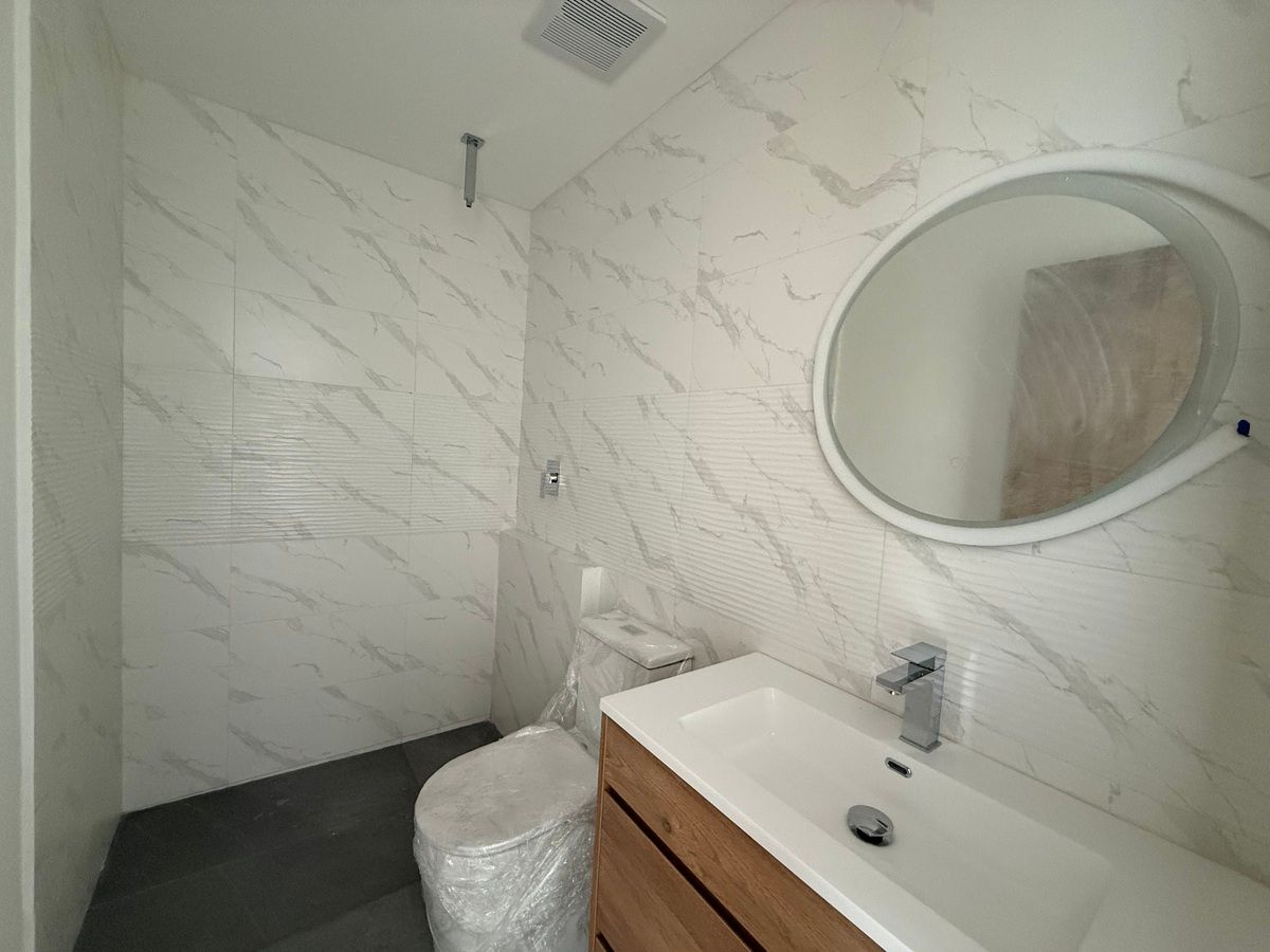 12 of 20: Baño Recamara Secundaria y Área Social