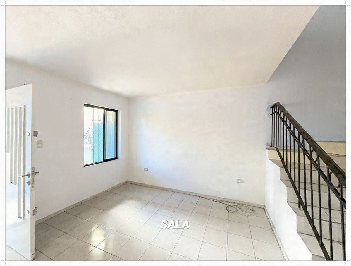 6 of 26: Sala y Escalera