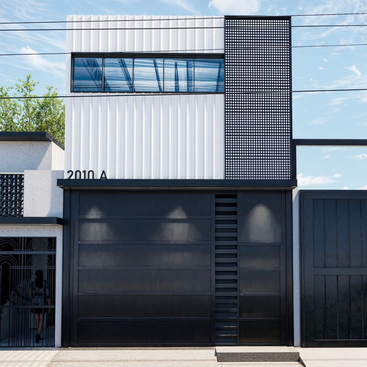 1 of 4: Fachada de bodega