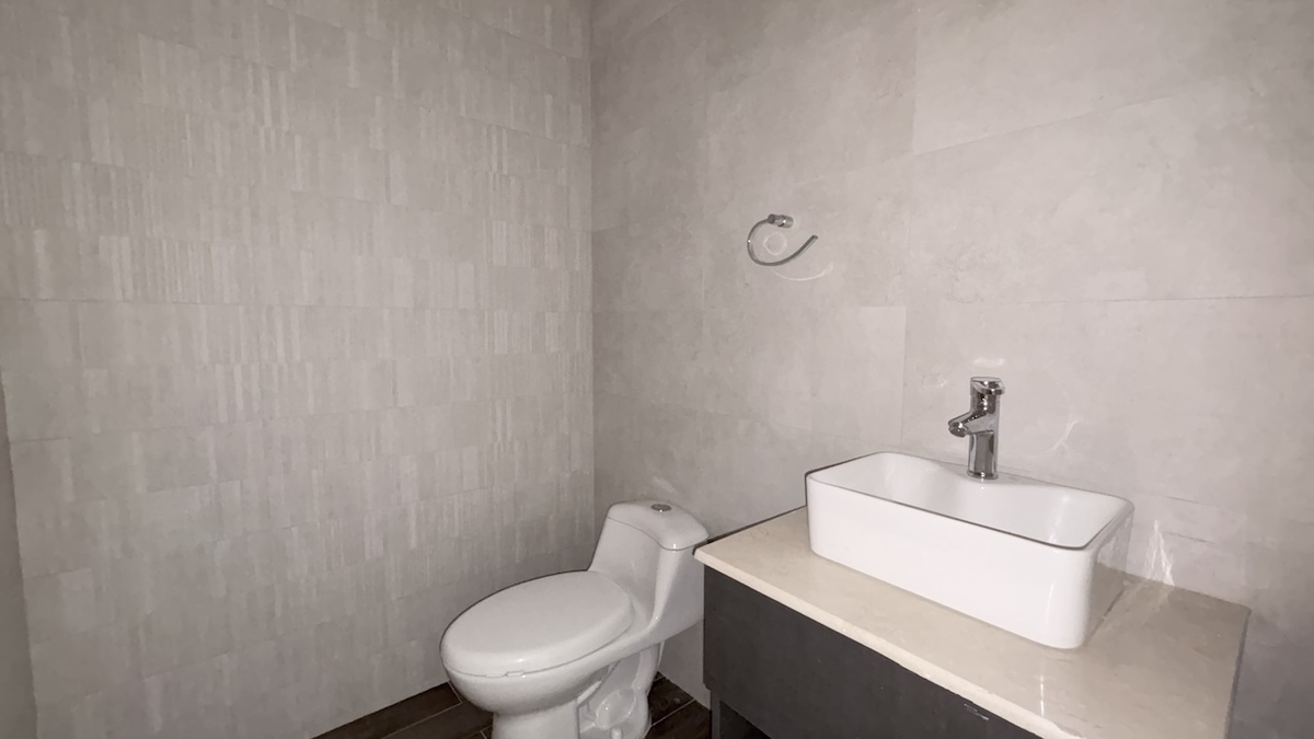 4 de 26: Baño de visita bien ubicado