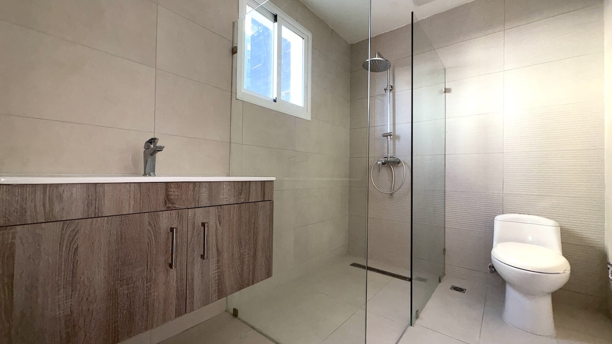 12 de 26: Baño principal con iluminación