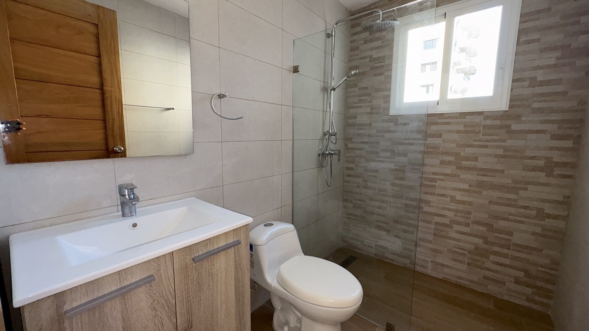 17 de 26: Baño habitación secundaria con ventana al exterior