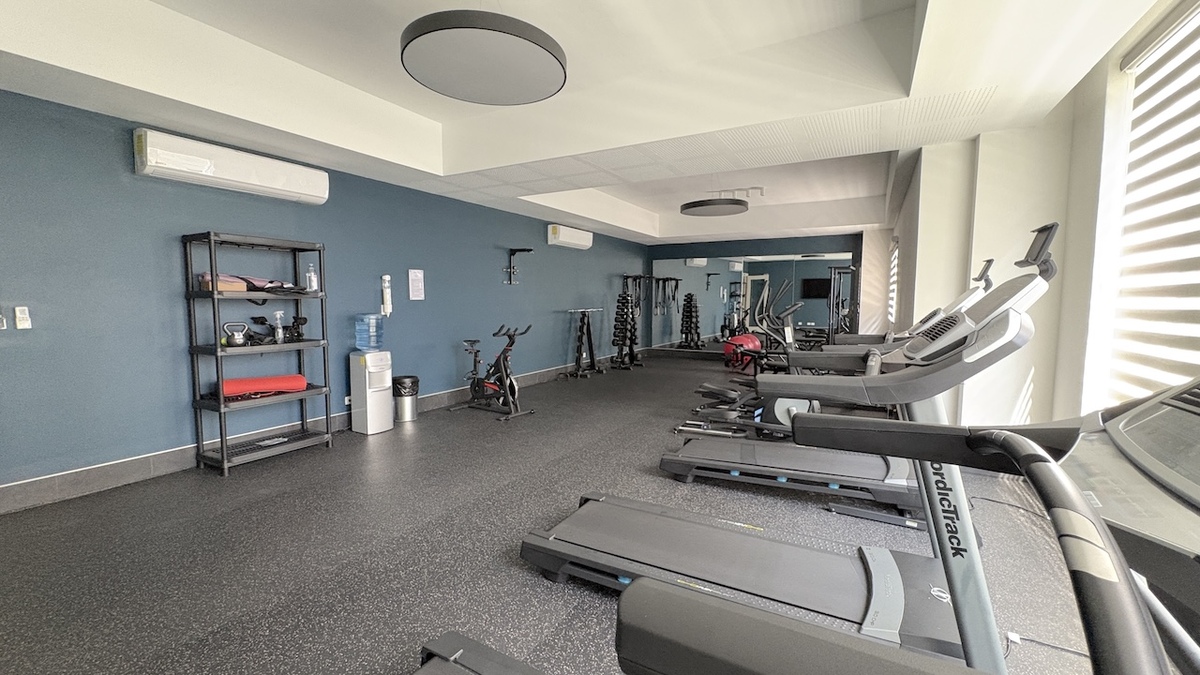 21 de 26: Gimnasio equipado