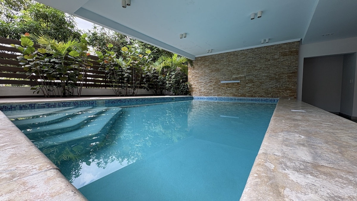 23 de 26: Piscina techada