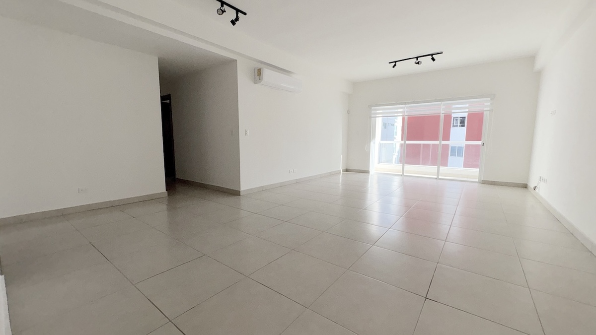 1 de 26: sala y comedor y balcón al fondo . Orientación Este