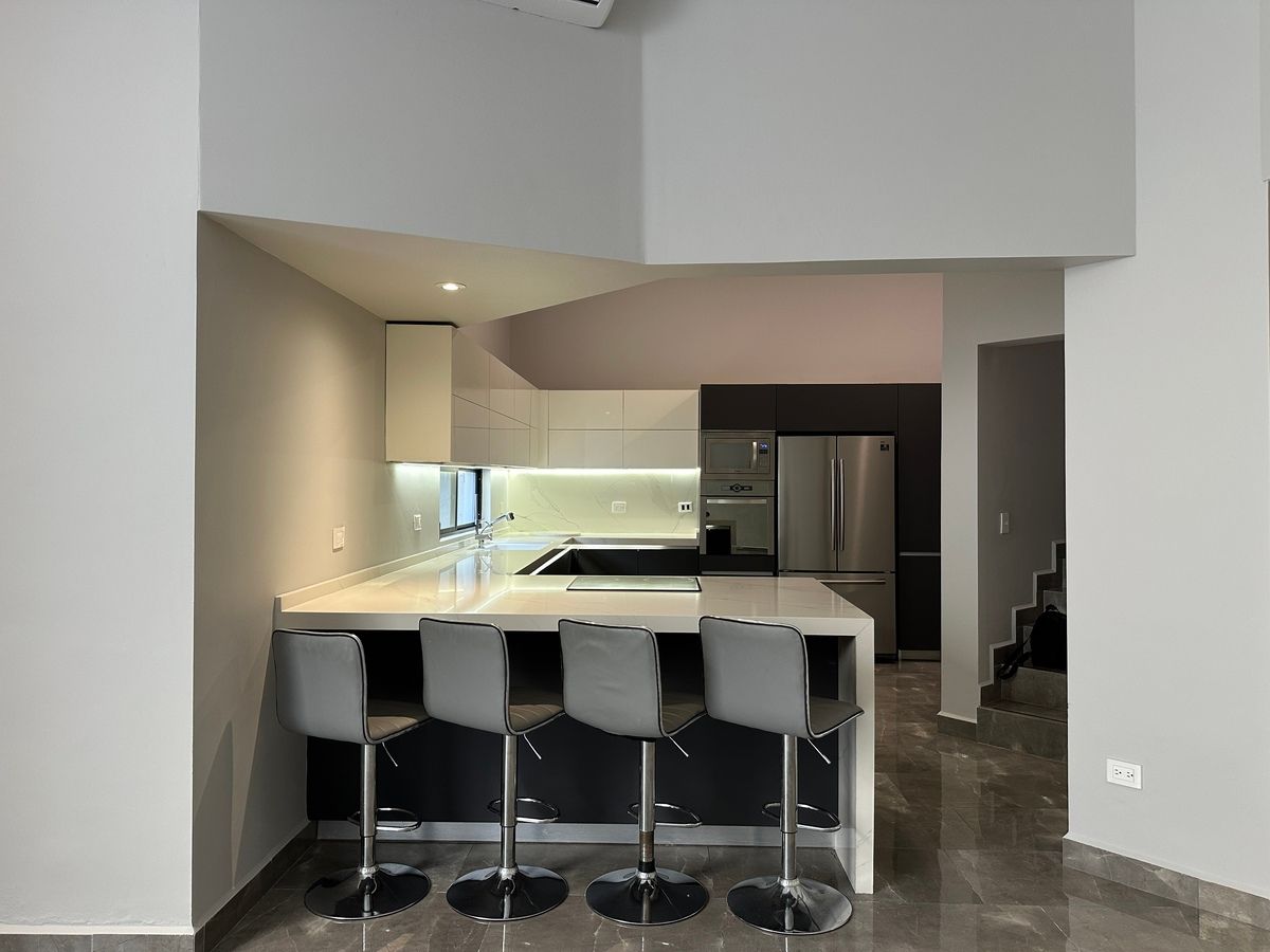 5 de 22: Cocina con barra desayunadora