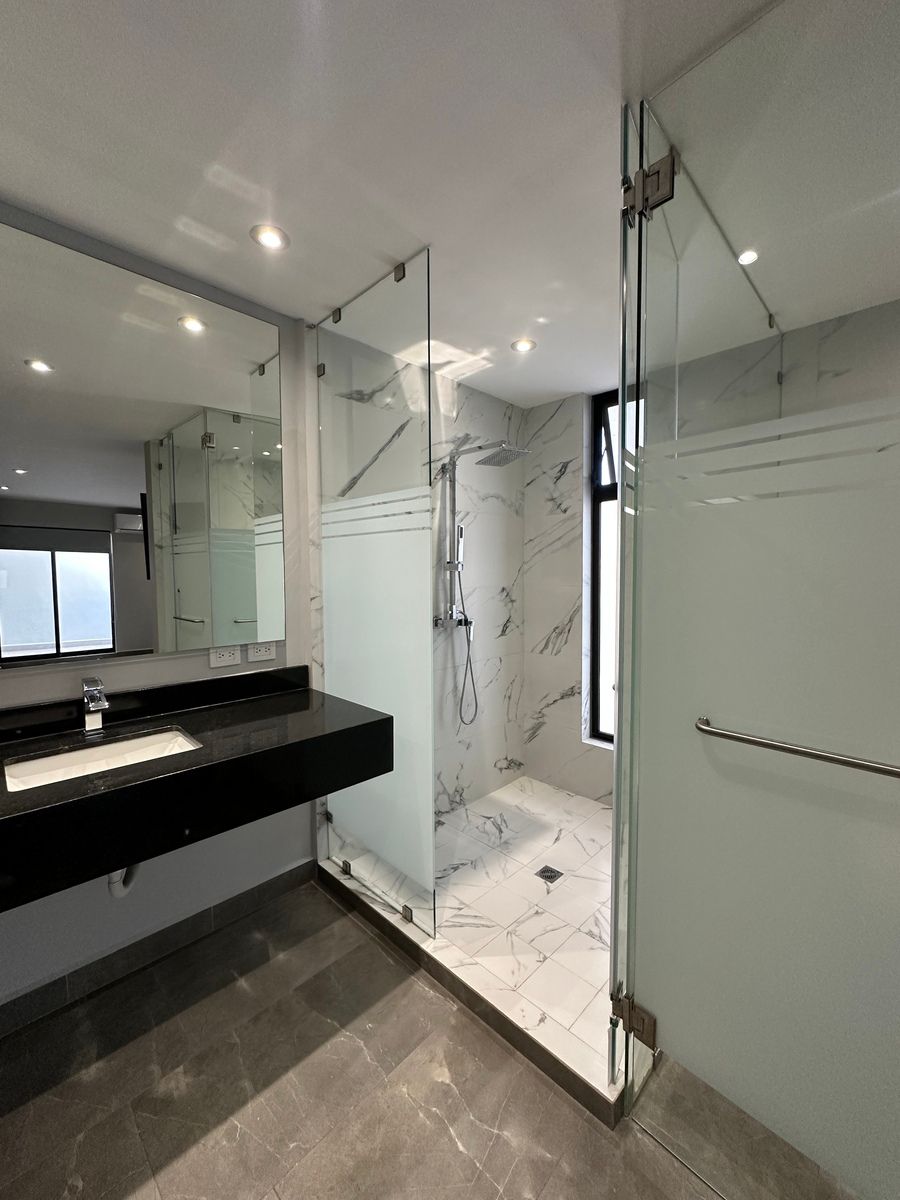 15 de 22: Recama principal con amplio baño