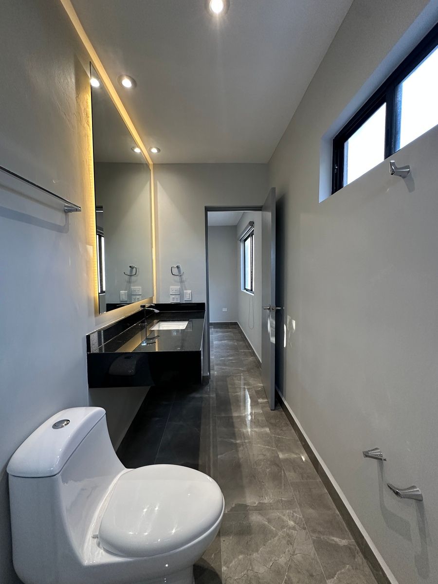 19 de 22: Baños con placa de marmol y espejos