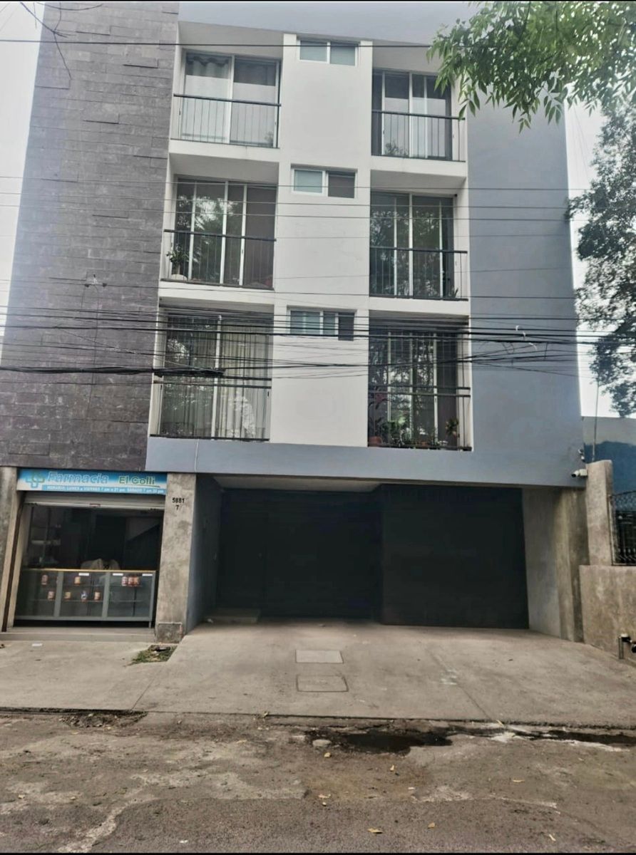 1 of 13: Fachada de la torre