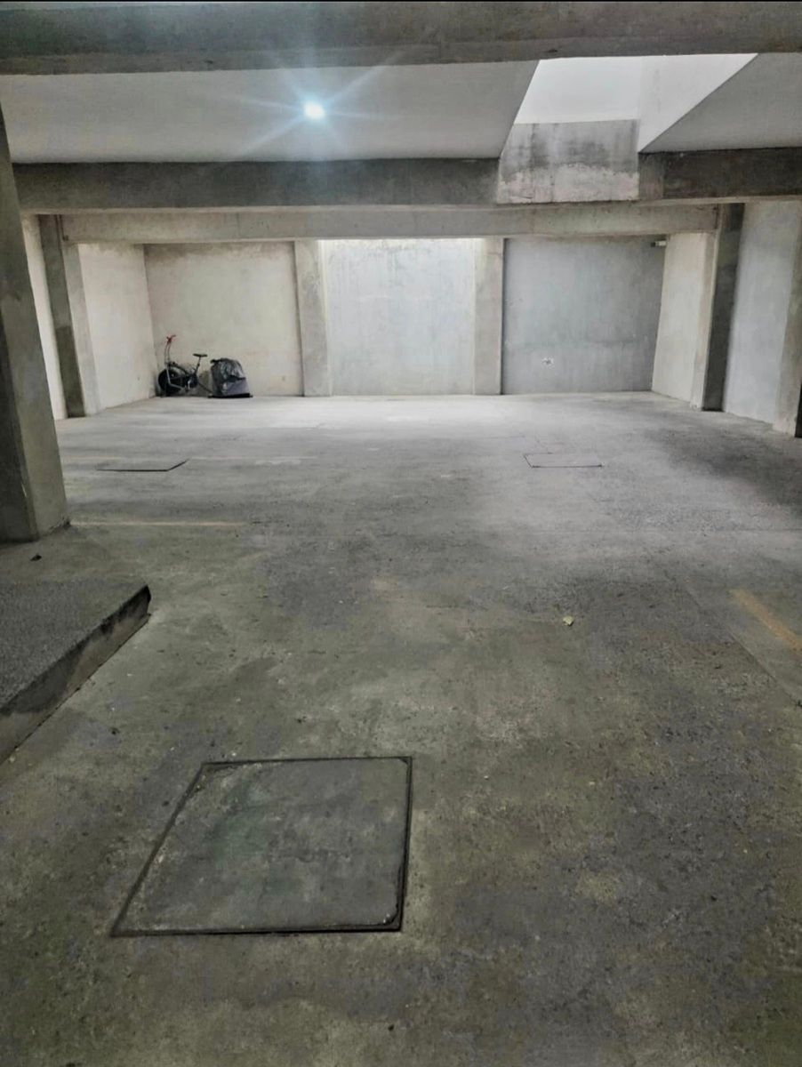 2 of 13: Estacionamiento