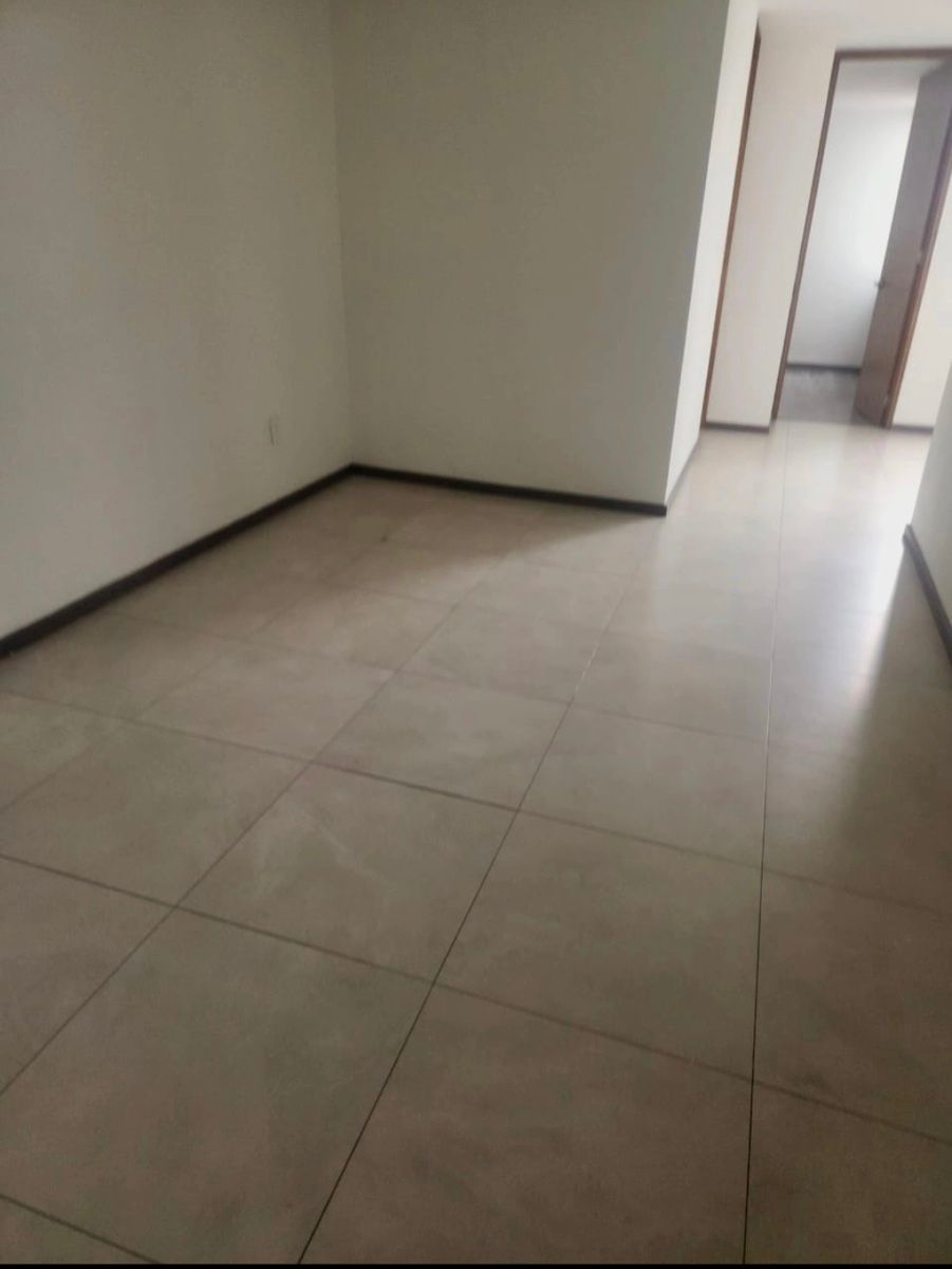 3 of 13: Entada del departamento