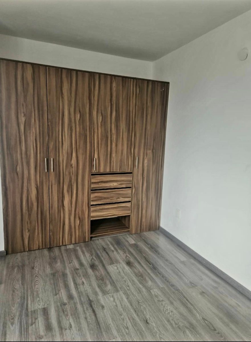 5 of 13: Closet de primer cuarto