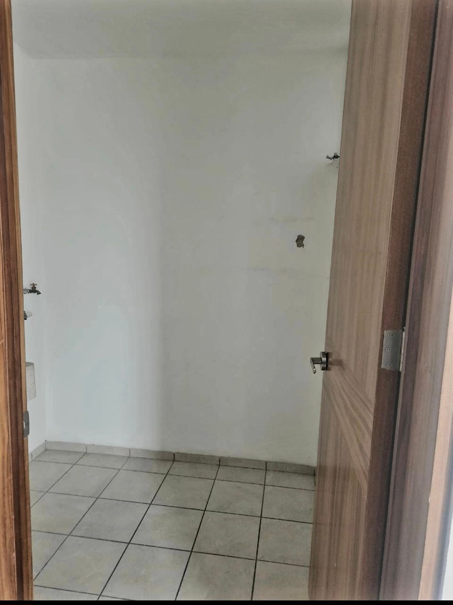 10 of 13: Cuarto de lavado