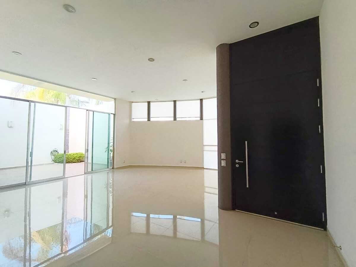 4 de 26: Entrada principal y estancia gran altura