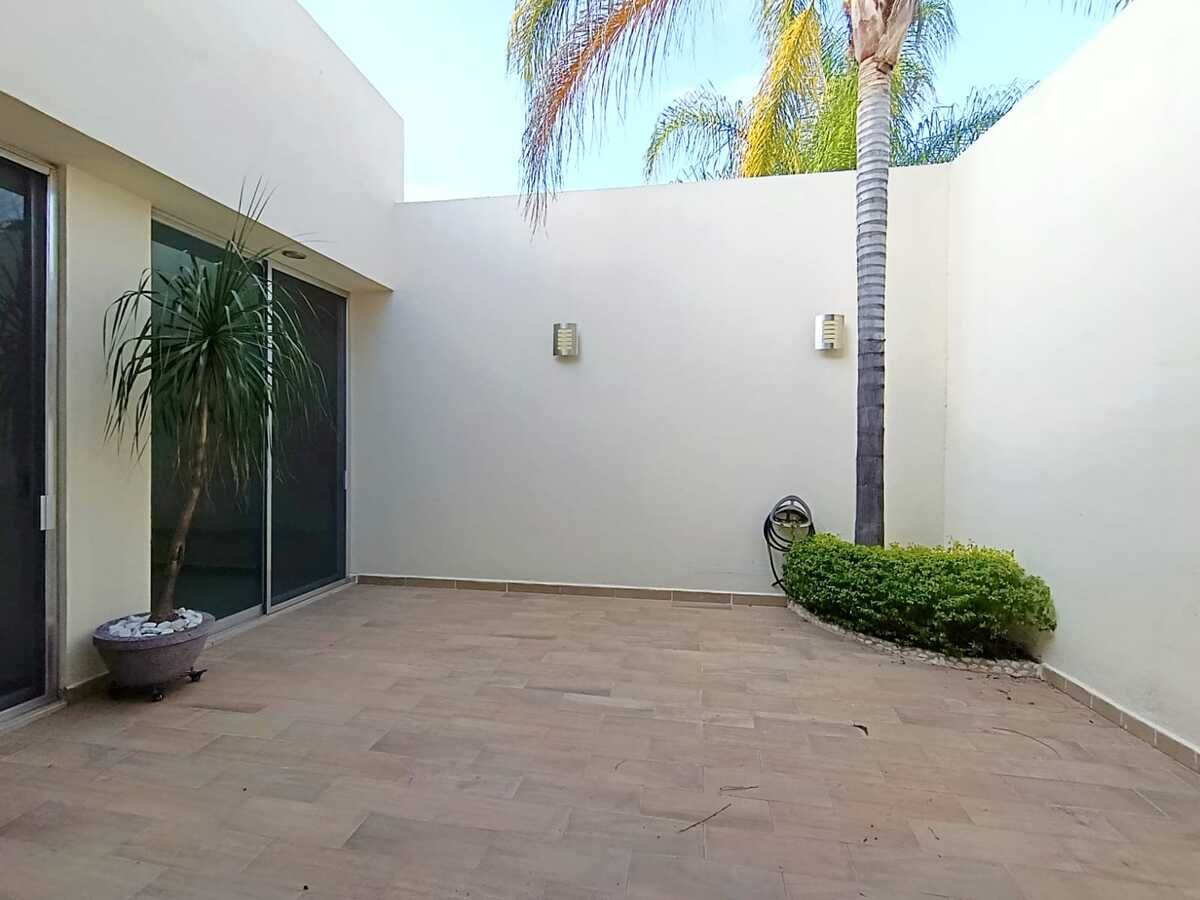 17 de 26: Vista lateral patio