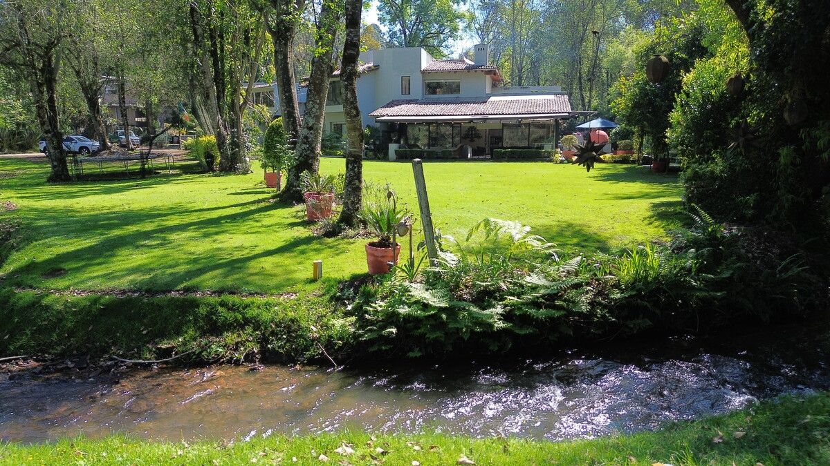 1 de 40: Fachada principal con río