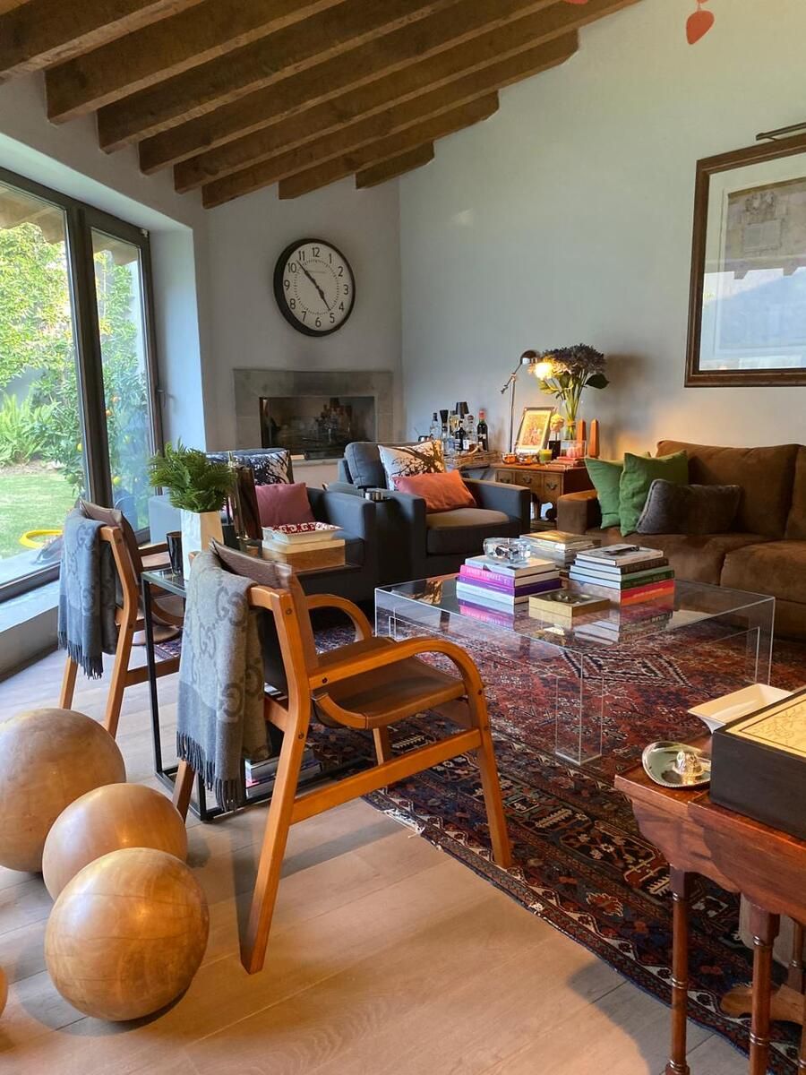 3 de 22: Area de sala con chimenea de gas