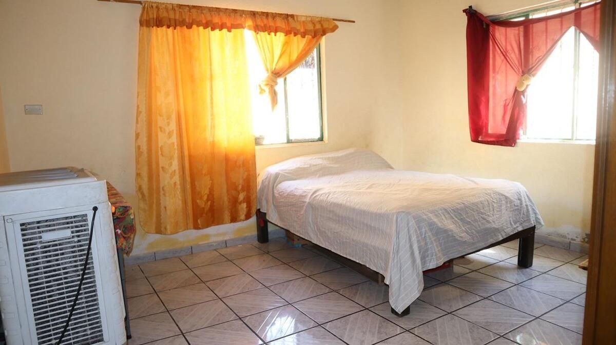 8 de 9: Recámara principal con baño privado.