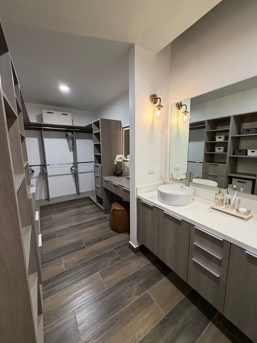 11 de 21: Walking closet de cuarto principal