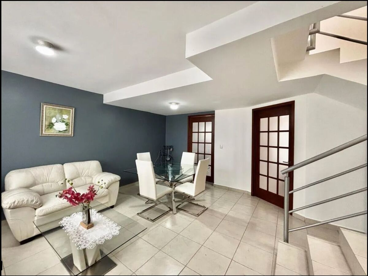 2 of 12: Sala comedor.