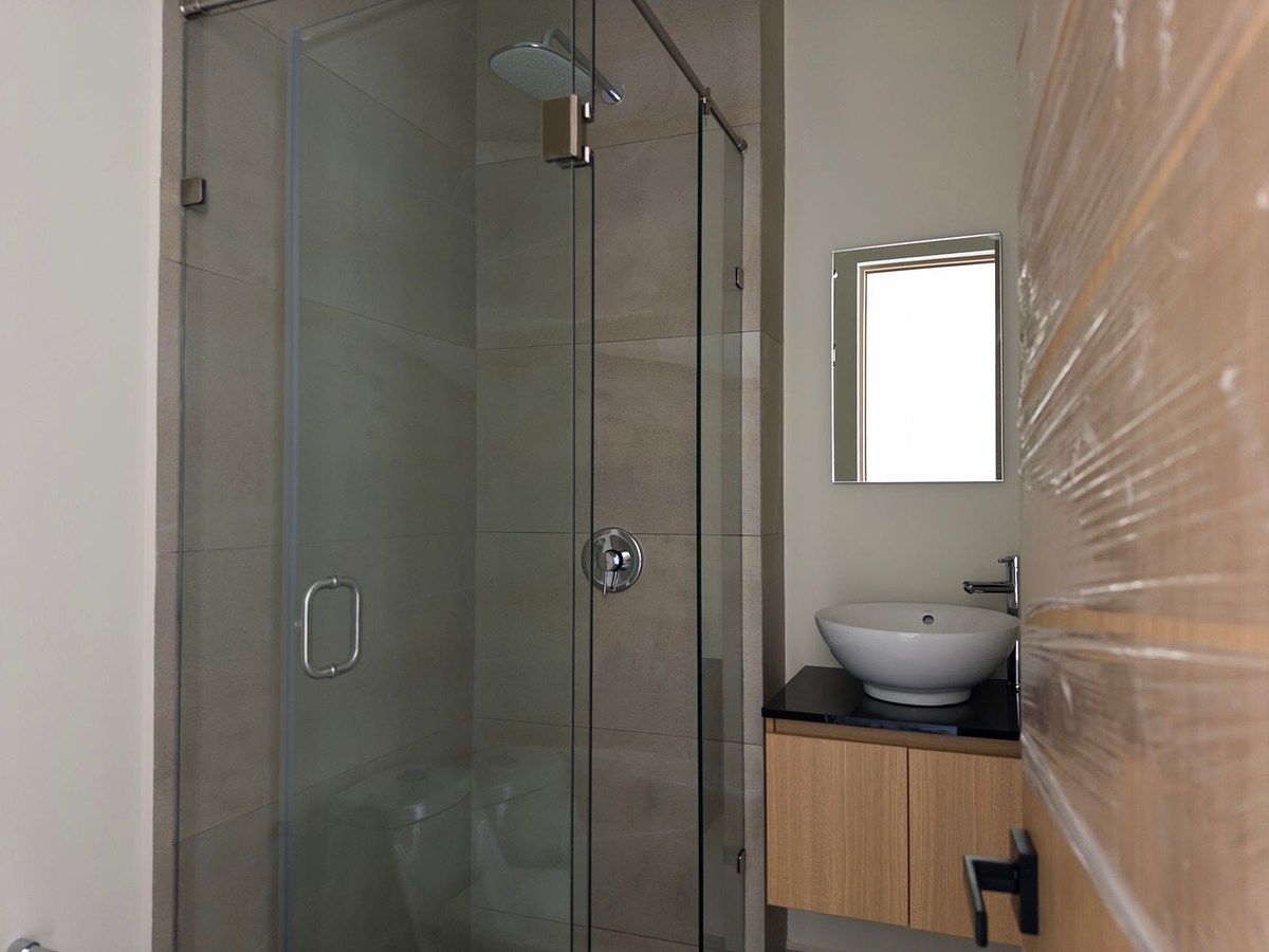 8 de 10: Baño de la recámara secundaria y visitas