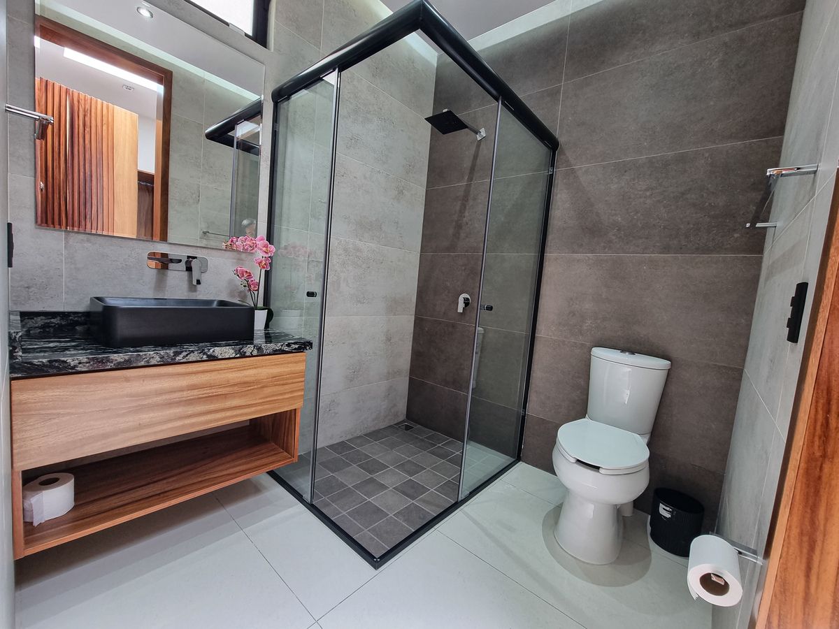 11 of 23: Baño secundario