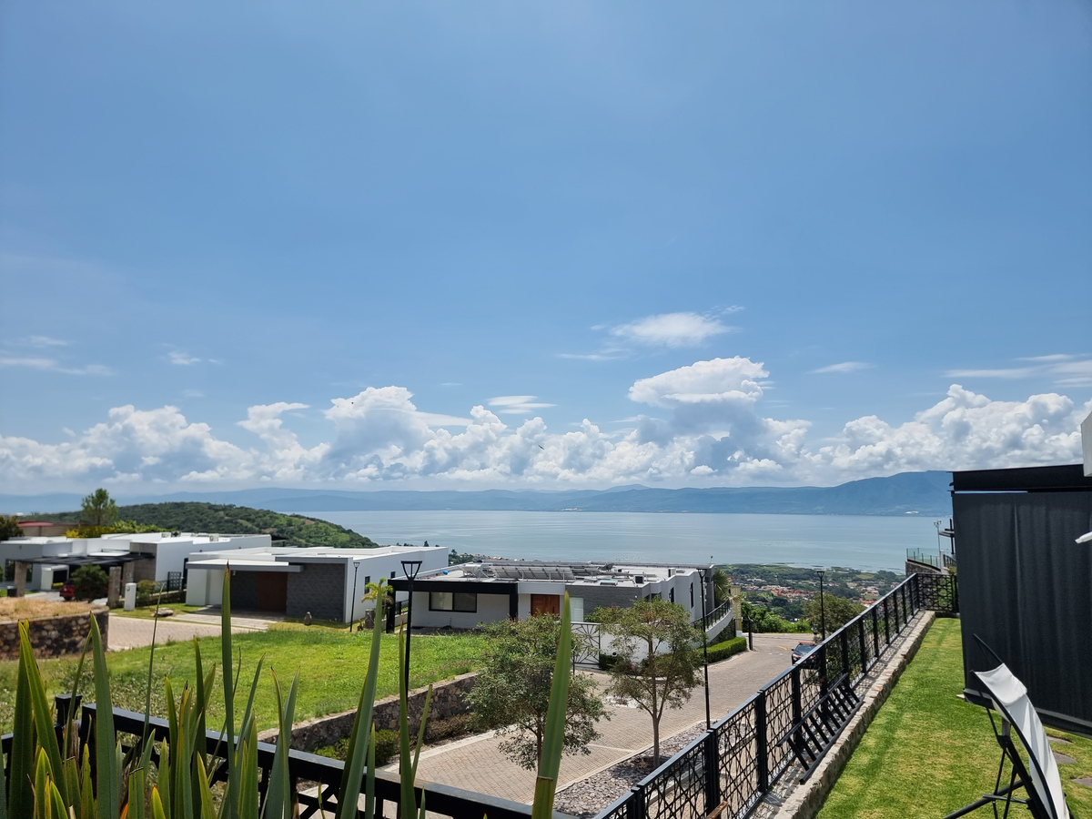 17 of 23: Vista desde la casa