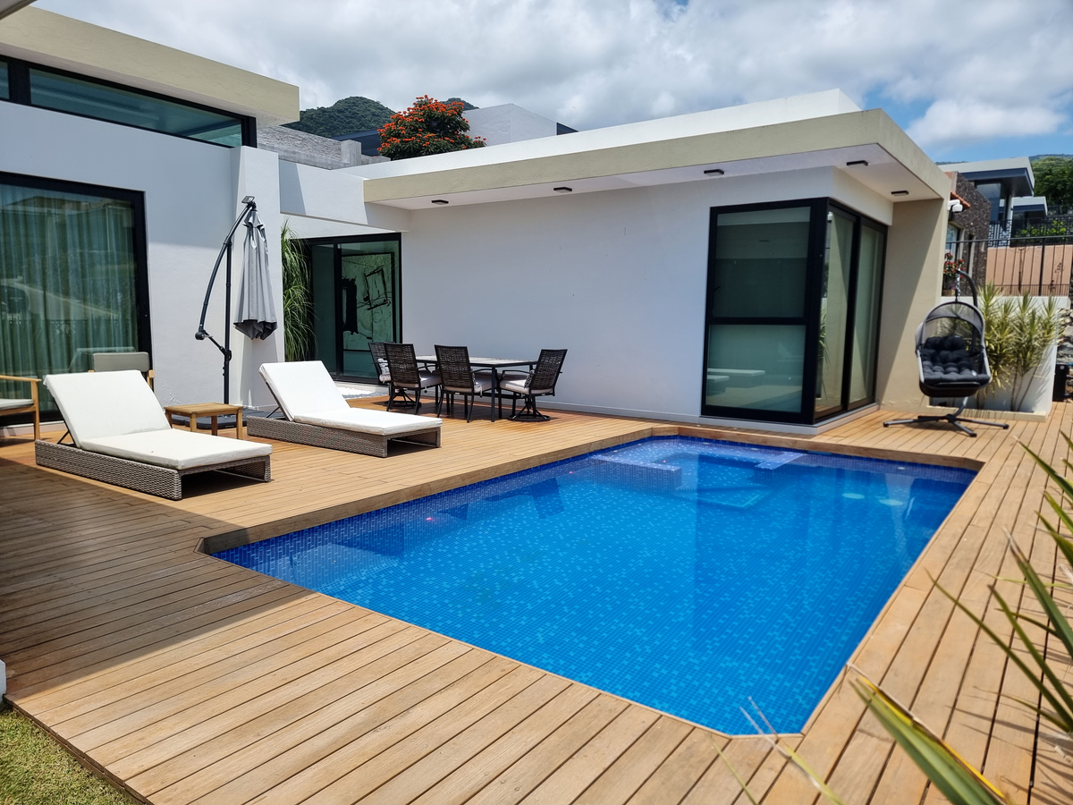 18 of 23: Alberca y Jacuzzi